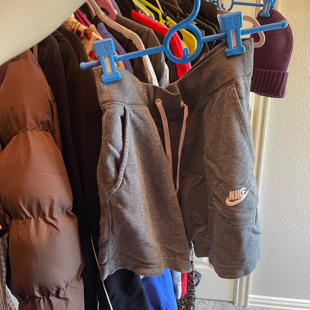 NIKE SWEAT SHORTS UPPER/MID THIGH SIZE SMALL DARK HEATHERED GRAY